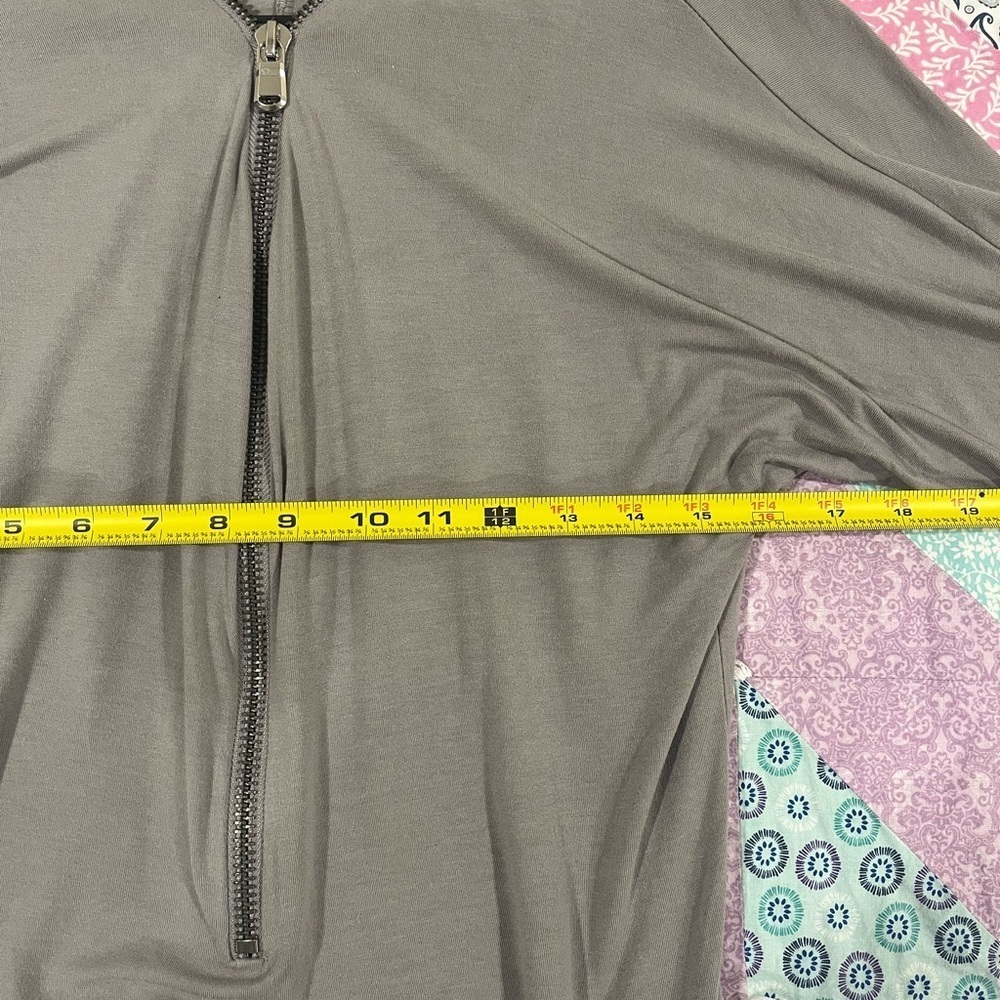 Venus Gray Quarter Length Sleeved Shirt - Size Small - Picture 6 of 8
